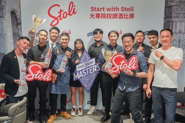 Start with Stoli 大專院校調酒比賽-評審與參賽者合影