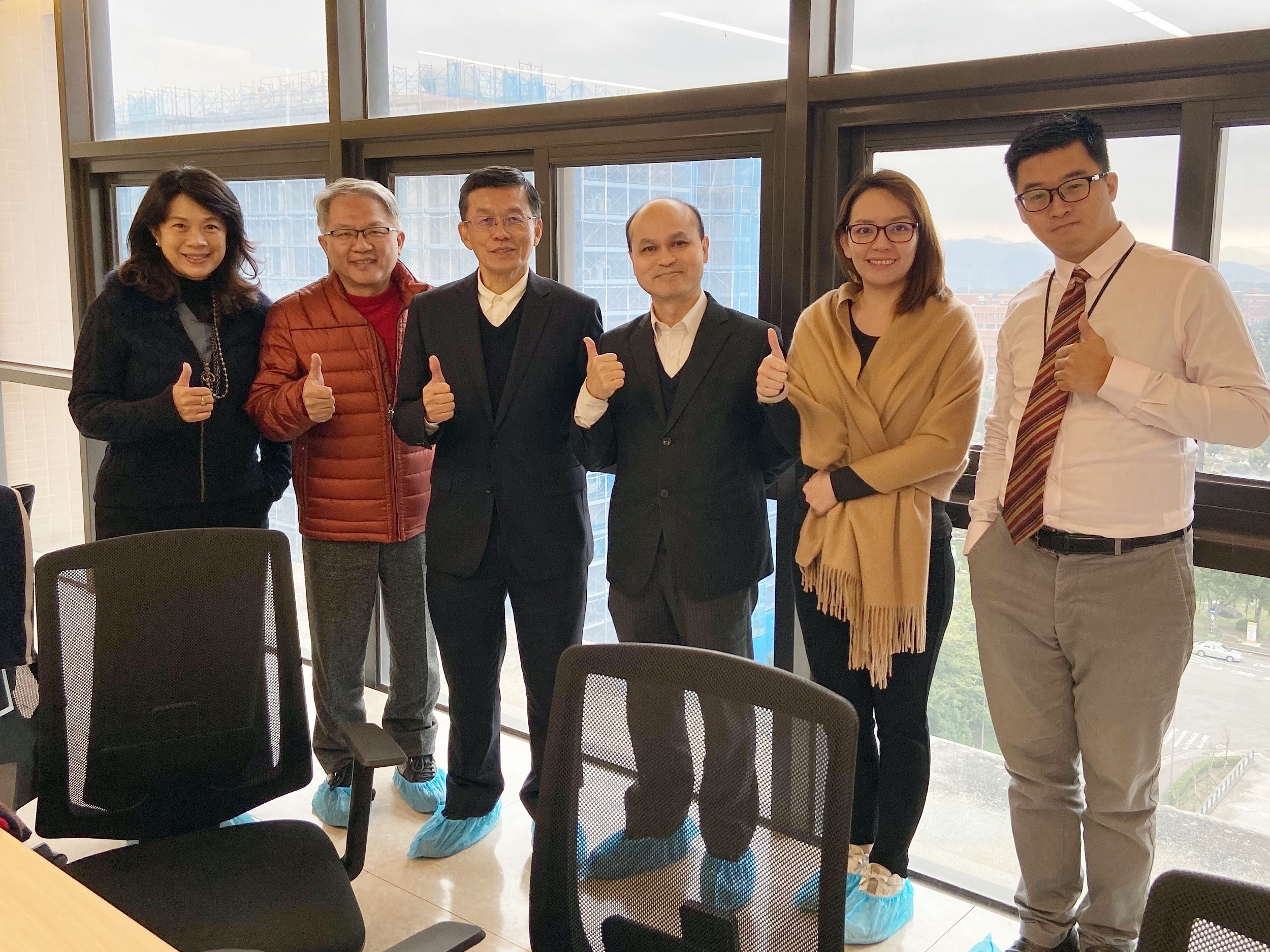 賴朝松院長(右三)與許高慶理事長(左三)合作提升旅遊安全保障，打造觀光產業升級金鑰。