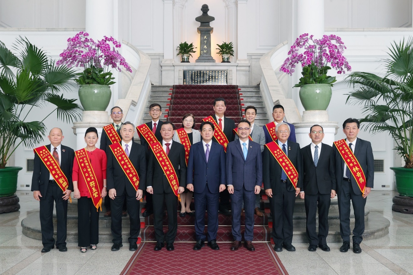 副總統接見「2023年全球傑出僑生校友」(張教授後排左一)