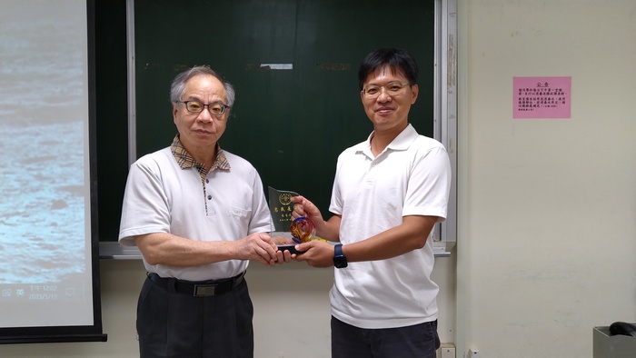 詹錦宏系主任代替學校頒獎給施生元校友