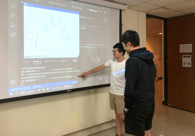學生討論 Python 程式機器學習數據訓練結果