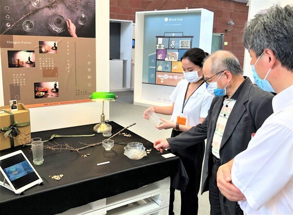 大四同學與師長講解作品 