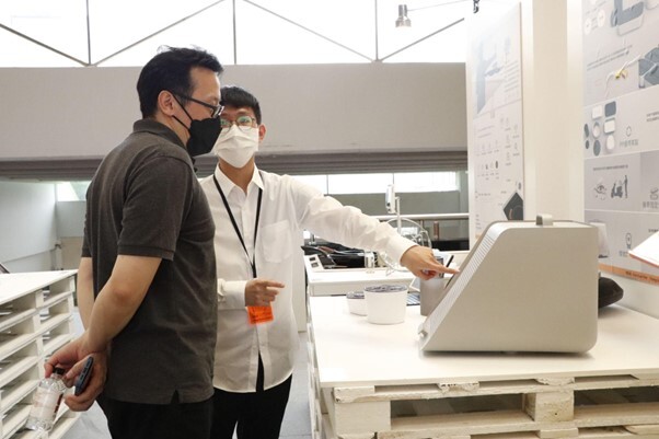 大四同學與師長講解作品 