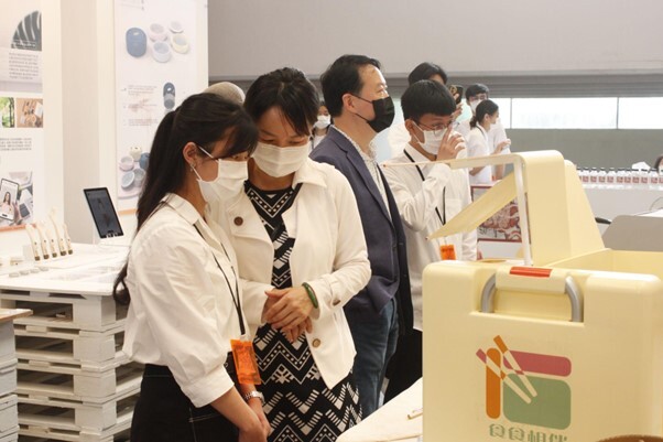 大四同學與長官講解作品 