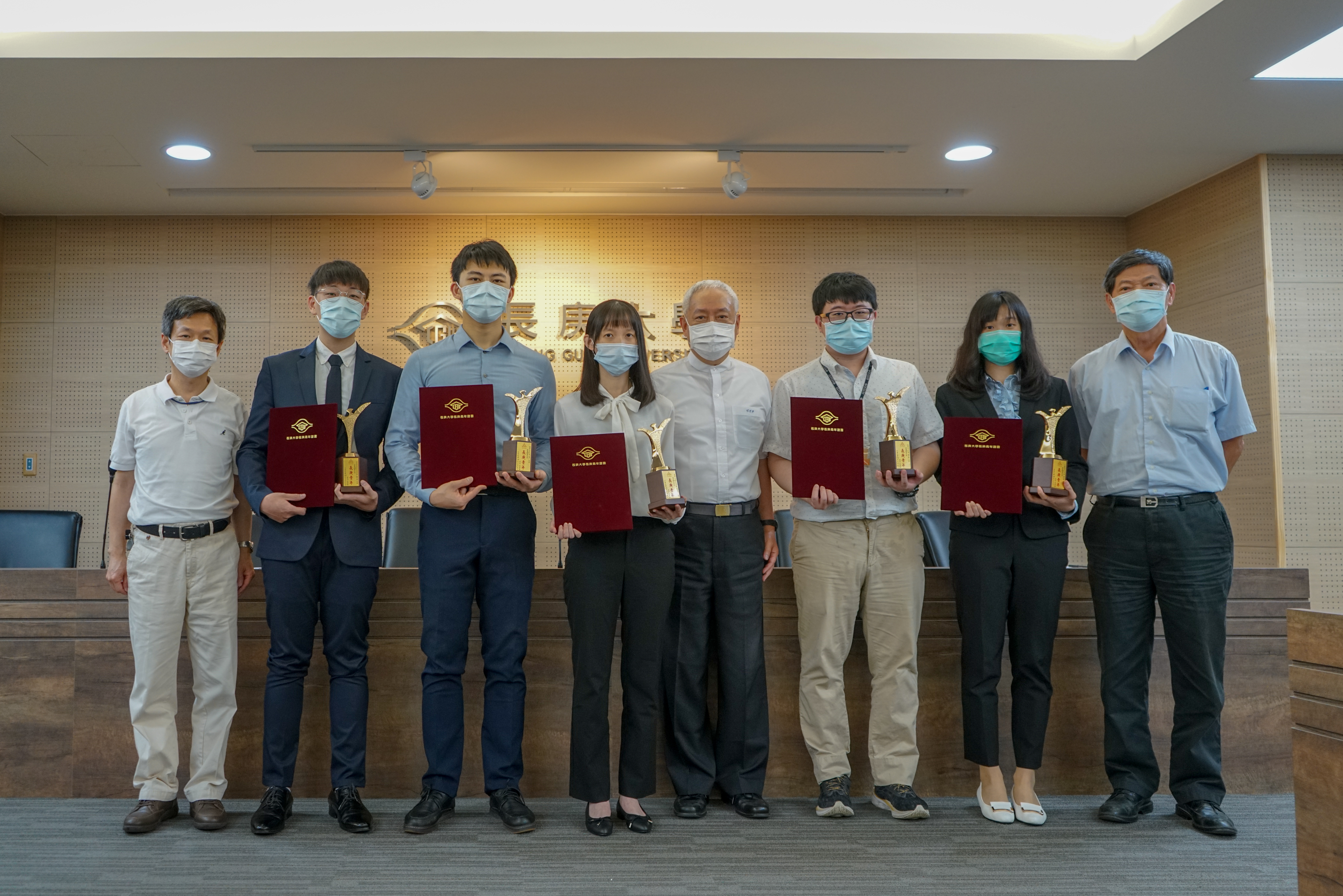 校長、副校長與長庚青年當選人合影