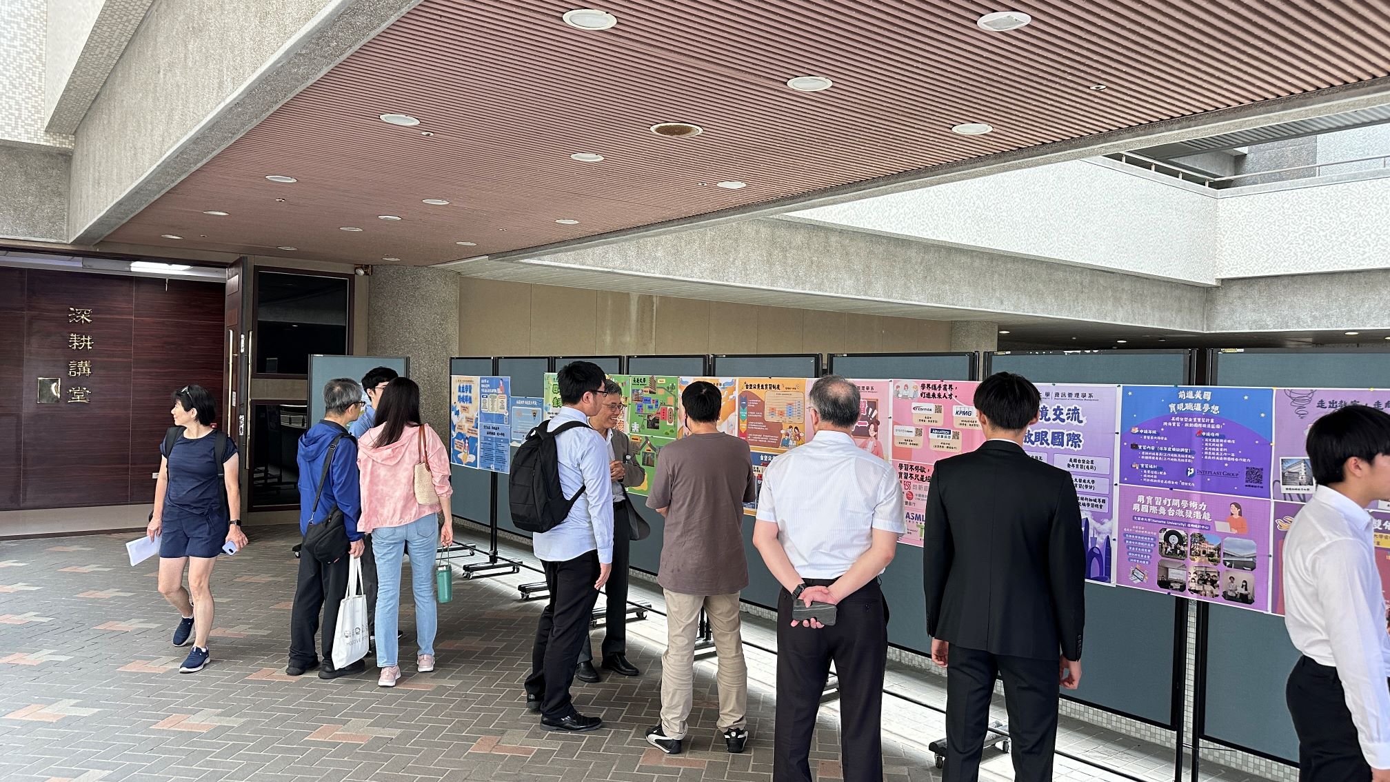 學系說明會海報牆