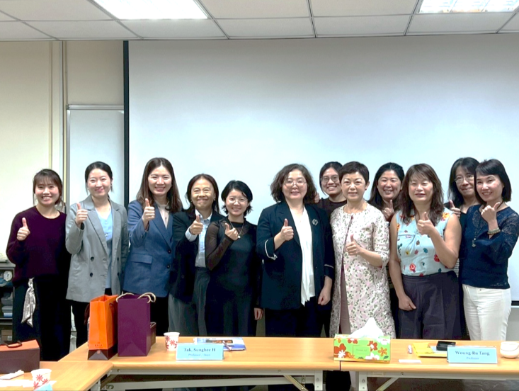 On November 7, 2025, the Dean and Associate Dean of the College of Nursing at Seoul National University visited our department for an academic cooperation and exchange meeting. The discussion focused on two main themes: (1) the application of AI in teaching and research and (2) community nursing. Both sides engaged in in-depth discussions on the practical use of artificial intelligence in nursing education and clinical research, as well as shared experiences and future directions for advancing community healthcare education and research. This meeting not only strengthened the academic connection between the two institutions but also laid a solid foundation for future international collaboration in research and faculty–student exchanges. 