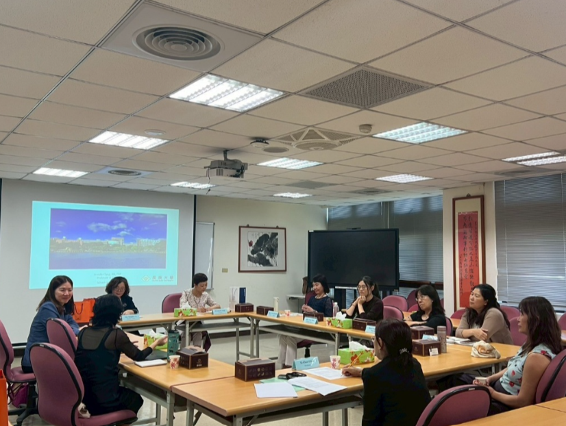 On November 7, 2025, the Dean and Associate Dean of the College of Nursing at Seoul National University visited our department for an academic cooperation and exchange meeting. The discussion focused on two main themes: (1) the application of AI in teaching and research and (2) community nursing. Both sides engaged in in-depth discussions on the practical use of artificial intelligence in nursing education and clinical research, as well as shared experiences and future directions for advancing community healthcare education and research. This meeting not only strengthened the academic connection between the two institutions but also laid a solid foundation for future international collaboration in research and faculty–student exchanges. 