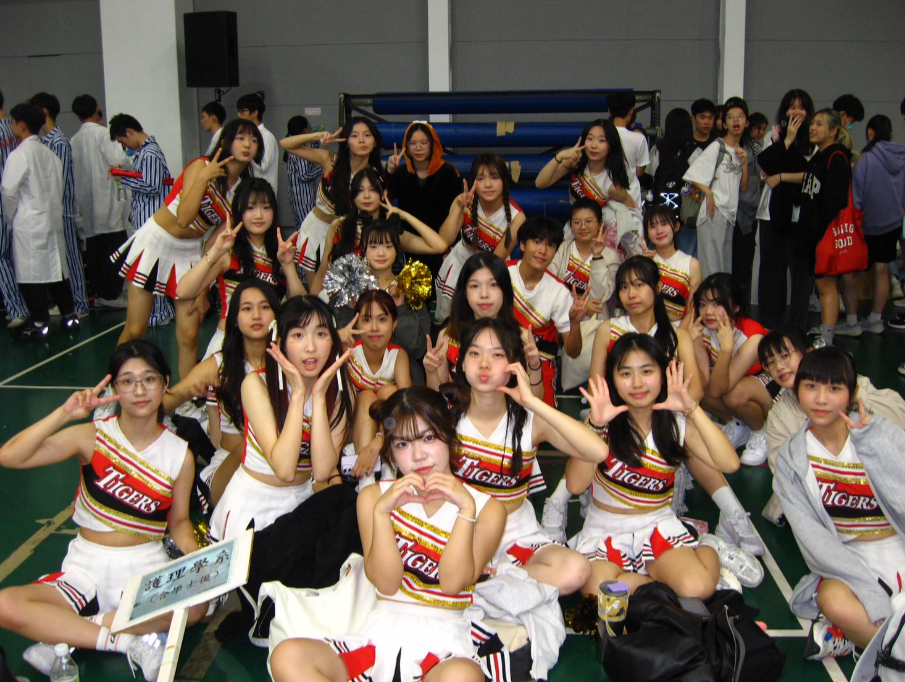 On November 15, 2025, the freshmen of our Department of Nursing showcased exceptional teamwork and creativity at the university’s anniversary sports day, winning first place in the “Coach-Free Cheerleading Competition.” Their outstanding performance brought great pride to the department. The entire routine was conceptualized and choreographed by the students themselves—from movement design and formation changes to costumes and music selection—fully demonstrating the creativity, team spirit, and perseverance of the first-year students. Despite their heavy academic workload, they devoted considerable time to practice and, through mutual support and determination, successfully claimed the championship title. The Department of Nursing is proud of the freshmen’s hard work and performance, and looks forward to seeing them continue to shine throughout their academic journey. Highlights of the students’ training and competition performance can be viewed here: https://youtu.be/3G7QM1RZcEE 