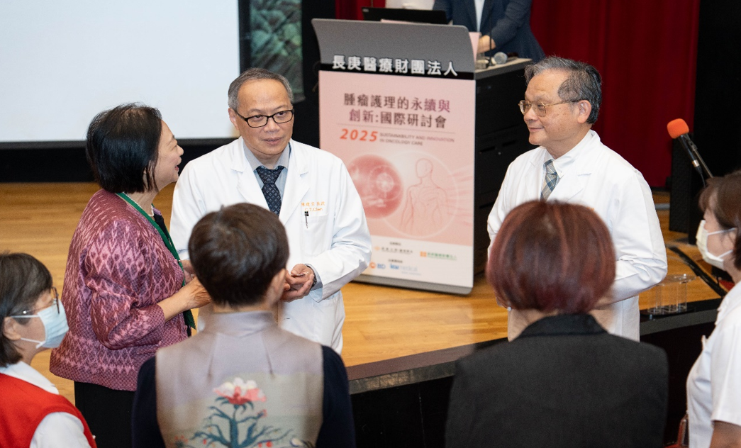 本系於2025年10月31日，與腫瘤護理學會合辦「腫瘤護理的永續與創新：國際研討會2025」，本次研討會旨在促進腫瘤護理領域的永續發展與創新應用，為醫護專業人士提供多元化的學術與實務交流平台。 本次大會特色包括： • 全球知名專家齊聚一堂，深入探討人工智慧於腫瘤護理中的應用、癌症照護核心價值的數位化呈現、以及專為兒童癌症溝通設計的互動式線上圖畫書。 • 多場精彩專題演講與實務分享，涵蓋數位健康工具的共同設計、擴大護理專業的實踐範疇、以及患者自述結果對乳癌病人醫病溝通的影響。 • 鼓勵跨國合作與多學科對話，推動腫瘤護理專業的進步與革新。
