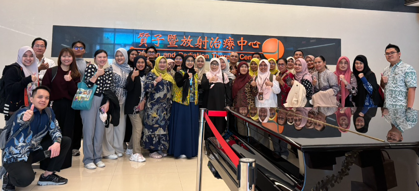 2025年10月30日，印尼穆罕默迪雅雅加達大學（Universitas Muhammadiyah Jakarta, UMJ）師生一行，在本系陳思穎老師與邱逸榛老師的接待下，前往林口長庚紀念醫院及桃園長庚紀念醫院進行參訪與交流。此次行程包括質子治療中心、中醫部門(含病房、門診、及藥局)及失智症中心等單位，旨在讓來訪師生深入了解台灣的先進醫療設備、特色醫療發展與社區照護模式。 在參訪過程中，UMJ師生對長庚醫療團隊在高精度癌症治療、中西醫整合照護、以及失智長者全人照護方面的專業與創新印象深刻。本次交流為UMJ師生在台參訪活動之一，透過實地走訪與醫療人員互動，增進了對台灣健康照護體系與臨床文化的理解，為未來國際合作奠下良好基礎。本系未來將持續推動與國際夥伴的交流與參訪，促進跨文化理解與專業知識分享，共同培育具全球視野的護理與健康照護專業人才。
