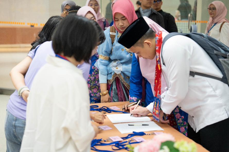 本系於2025年10月31日，與腫瘤護理學會合辦「腫瘤護理的永續與創新：國際研討會2025」，本次研討會旨在促進腫瘤護理領域的永續發展與創新應用，為醫護專業人士提供多元化的學術與實務交流平台。 本次大會特色包括： • 全球知名專家齊聚一堂，深入探討人工智慧於腫瘤護理中的應用、癌症照護核心價值的數位化呈現、以及專為兒童癌症溝通設計的互動式線上圖畫書。 • 多場精彩專題演講與實務分享，涵蓋數位健康工具的共同設計、擴大護理專業的實踐範疇、以及患者自述結果對乳癌病人醫病溝通的影響。 • 鼓勵跨國合作與多學科對話，推動腫瘤護理專業的進步與革新。