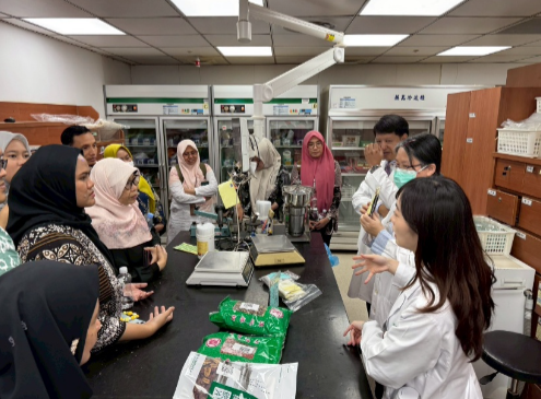2025年10月30日，印尼穆罕默迪雅雅加達大學（Universitas Muhammadiyah Jakarta, UMJ）師生一行，在本系陳思穎老師與邱逸榛老師的接待下，前往林口長庚紀念醫院及桃園長庚紀念醫院進行參訪與交流。此次行程包括質子治療中心、中醫部門(含病房、門診、及藥局)及失智症中心等單位，旨在讓來訪師生深入了解台灣的先進醫療設備、特色醫療發展與社區照護模式。 在參訪過程中，UMJ師生對長庚醫療團隊在高精度癌症治療、中西醫整合照護、以及失智長者全人照護方面的專業與創新印象深刻。本次交流為UMJ師生在台參訪活動之一，透過實地走訪與醫療人員互動，增進了對台灣健康照護體系與臨床文化的理解，為未來國際合作奠下良好基礎。本系未來將持續推動與國際夥伴的交流與參訪，促進跨文化理解與專業知識分享，共同培育具全球視野的護理與健康照護專業人才。