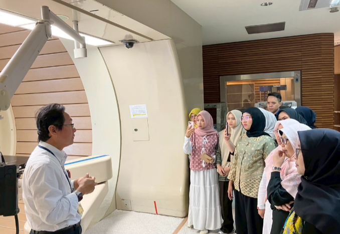 2025年10月30日，印尼穆罕默迪雅雅加達大學（Universitas Muhammadiyah Jakarta, UMJ）師生一行，在本系陳思穎老師與邱逸榛老師的接待下，前往林口長庚紀念醫院及桃園長庚紀念醫院進行參訪與交流。此次行程包括質子治療中心、中醫部門(含病房、門診、及藥局)及失智症中心等單位，旨在讓來訪師生深入了解台灣的先進醫療設備、特色醫療發展與社區照護模式。 在參訪過程中，UMJ師生對長庚醫療團隊在高精度癌症治療、中西醫整合照護、以及失智長者全人照護方面的專業與創新印象深刻。本次交流為UMJ師生在台參訪活動之一，透過實地走訪與醫療人員互動，增進了對台灣健康照護體系與臨床文化的理解，為未來國際合作奠下良好基礎。本系未來將持續推動與國際夥伴的交流與參訪，促進跨文化理解與專業知識分享，共同培育具全球視野的護理與健康照護專業人才。