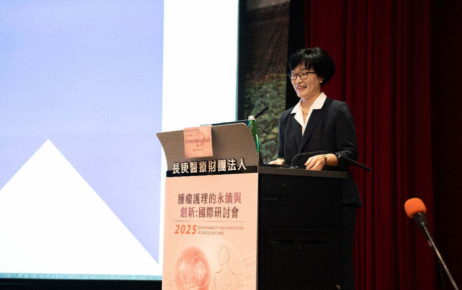 本系於2025年10月31日，與腫瘤護理學會合辦「腫瘤護理的永續與創新：國際研討會2025」，本次研討會旨在促進腫瘤護理領域的永續發展與創新應用，為醫護專業人士提供多元化的學術與實務交流平台。 本次大會特色包括： • 全球知名專家齊聚一堂，深入探討人工智慧於腫瘤護理中的應用、癌症照護核心價值的數位化呈現、以及專為兒童癌症溝通設計的互動式線上圖畫書。 • 多場精彩專題演講與實務分享，涵蓋數位健康工具的共同設計、擴大護理專業的實踐範疇、以及患者自述結果對乳癌病人醫病溝通的影響。 • 鼓勵跨國合作與多學科對話，推動腫瘤護理專業的進步與革新。