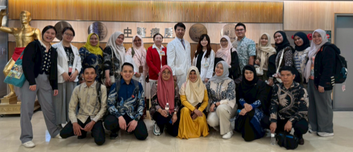 2025年10月30日，印尼穆罕默迪雅雅加達大學（Universitas Muhammadiyah Jakarta, UMJ）師生一行，在本系陳思穎老師與邱逸榛老師的接待下，前往林口長庚紀念醫院及桃園長庚紀念醫院進行參訪與交流。此次行程包括質子治療中心、中醫部門(含病房、門診、及藥局)及失智症中心等單位，旨在讓來訪師生深入了解台灣的先進醫療設備、特色醫療發展與社區照護模式。 在參訪過程中，UMJ師生對長庚醫療團隊在高精度癌症治療、中西醫整合照護、以及失智長者全人照護方面的專業與創新印象深刻。本次交流為UMJ師生在台參訪活動之一，透過實地走訪與醫療人員互動，增進了對台灣健康照護體系與臨床文化的理解，為未來國際合作奠下良好基礎。本系未來將持續推動與國際夥伴的交流與參訪，促進跨文化理解與專業知識分享，共同培育具全球視野的護理與健康照護專業人才。