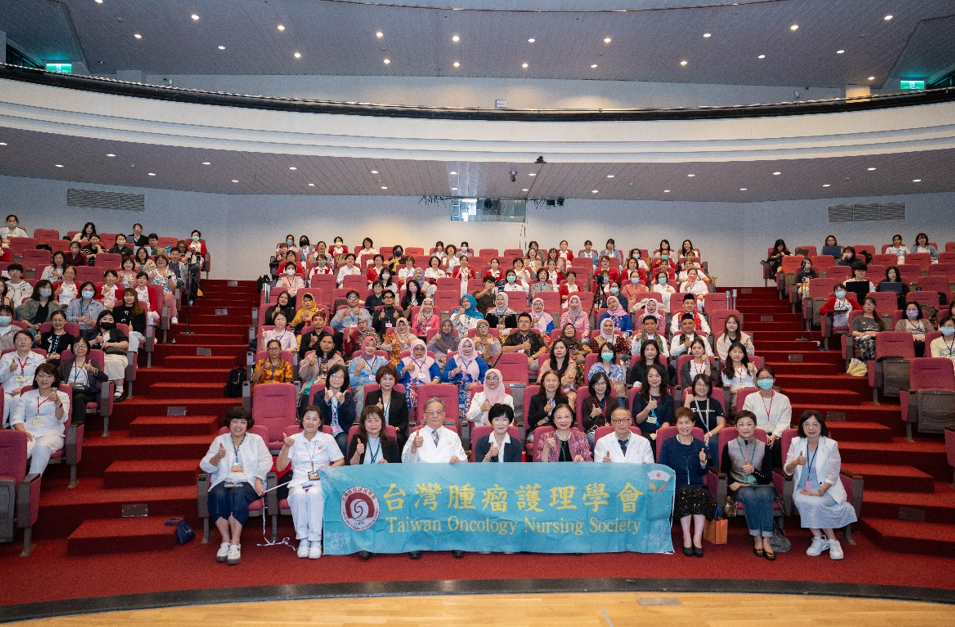 本系於2025年10月31日，與腫瘤護理學會合辦「腫瘤護理的永續與創新：國際研討會2025」，本次研討會旨在促進腫瘤護理領域的永續發展與創新應用，為醫護專業人士提供多元化的學術與實務交流平台。 本次大會特色包括： • 全球知名專家齊聚一堂，深入探討人工智慧於腫瘤護理中的應用、癌症照護核心價值的數位化呈現、以及專為兒童癌症溝通設計的互動式線上圖畫書。 • 多場精彩專題演講與實務分享，涵蓋數位健康工具的共同設計、擴大護理專業的實踐範疇、以及患者自述結果對乳癌病人醫病溝通的影響。 • 鼓勵跨國合作與多學科對話，推動腫瘤護理專業的進步與革新。