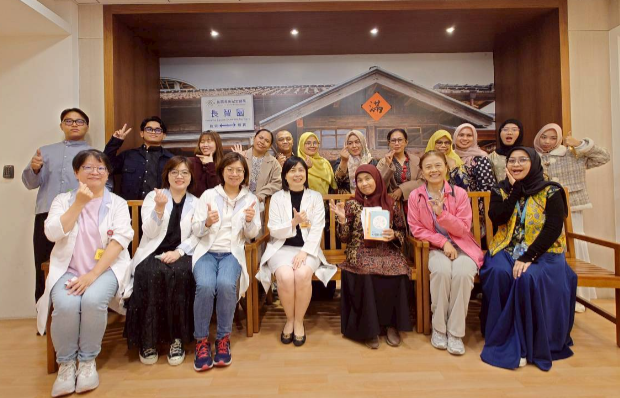 2025年10月30日，印尼穆罕默迪雅雅加達大學（Universitas Muhammadiyah Jakarta, UMJ）師生一行，在本系陳思穎老師與邱逸榛老師的接待下，前往林口長庚紀念醫院及桃園長庚紀念醫院進行參訪與交流。此次行程包括質子治療中心、中醫部門(含病房、門診、及藥局)及失智症中心等單位，旨在讓來訪師生深入了解台灣的先進醫療設備、特色醫療發展與社區照護模式。 在參訪過程中，UMJ師生對長庚醫療團隊在高精度癌症治療、中西醫整合照護、以及失智長者全人照護方面的專業與創新印象深刻。本次交流為UMJ師生在台參訪活動之一，透過實地走訪與醫療人員互動，增進了對台灣健康照護體系與臨床文化的理解，為未來國際合作奠下良好基礎。本系未來將持續推動與國際夥伴的交流與參訪，促進跨文化理解與專業知識分享，共同培育具全球視野的護理與健康照護專業人才。