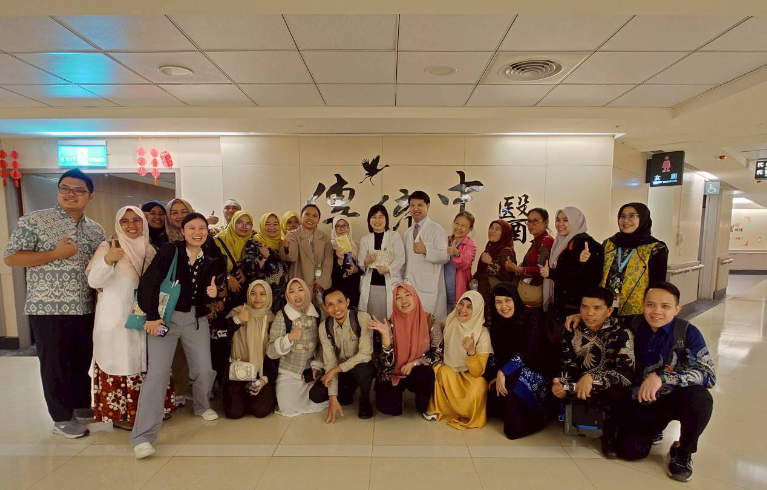 2025年10月30日，印尼穆罕默迪雅雅加達大學（Universitas Muhammadiyah Jakarta, UMJ）師生一行，在本系陳思穎老師與邱逸榛老師的接待下，前往林口長庚紀念醫院及桃園長庚紀念醫院進行參訪與交流。此次行程包括質子治療中心、中醫部門(含病房、門診、及藥局)及失智症中心等單位，旨在讓來訪師生深入了解台灣的先進醫療設備、特色醫療發展與社區照護模式。 在參訪過程中，UMJ師生對長庚醫療團隊在高精度癌症治療、中西醫整合照護、以及失智長者全人照護方面的專業與創新印象深刻。本次交流為UMJ師生在台參訪活動之一，透過實地走訪與醫療人員互動，增進了對台灣健康照護體系與臨床文化的理解，為未來國際合作奠下良好基礎。本系未來將持續推動與國際夥伴的交流與參訪，促進跨文化理解與專業知識分享，共同培育具全球視野的護理與健康照護專業人才。