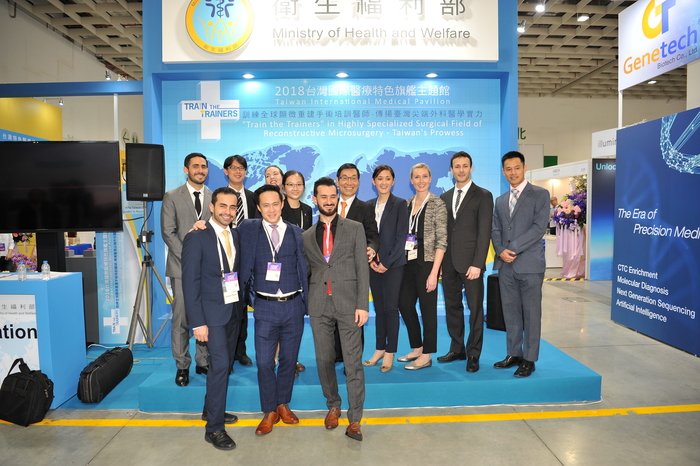 學生們與魏福全教授合影