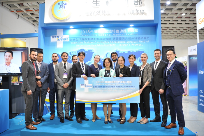 學生們與外交部國經司葉非比司長於展場合影