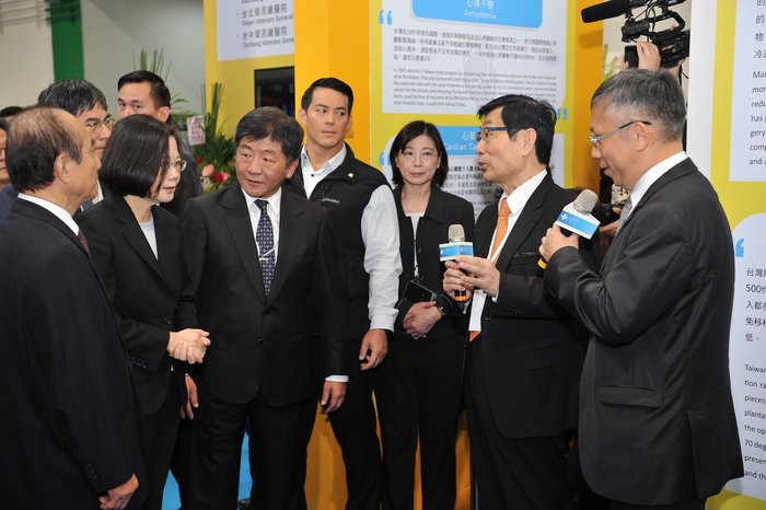 魏福全教授向蔡總統及衛生福利部陳時中部長介紹顯微手術碩士班學程