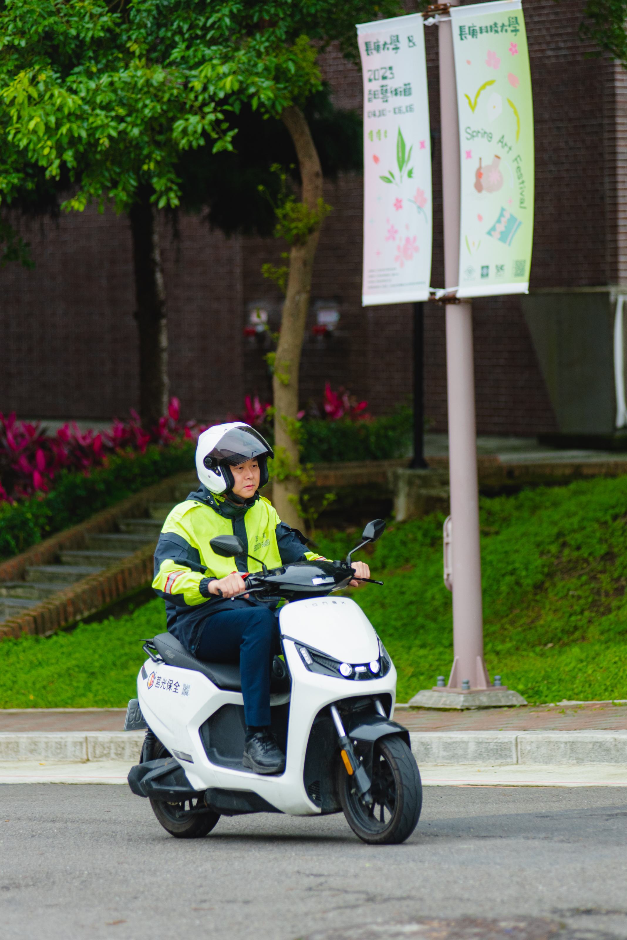校警電動機車